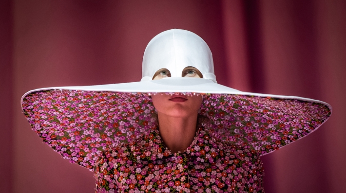 A model in wide-brimmed hat