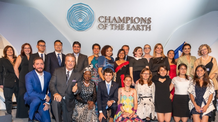 UNEP Champions of the Earth, Young Champions of the Earth, Goodwill Ambassadors and Executive Director Inger Andersen pose for a family photo.